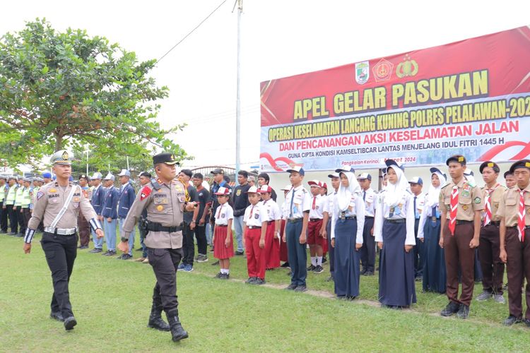 Kapolres Pelalawan, AKBP Suwinto saat memimpin apel gelar pasukan Operasi Keselamatan Lancang Kuning 2024, di halaman markasnya di Kabupaten Pelalawan, Riau, Sabtu (2/3/2024).