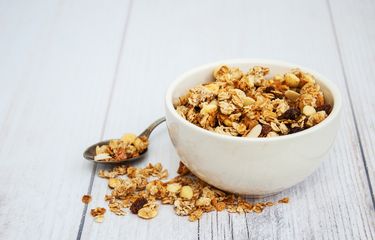 Ilustrasi cara membuat granola mudah 