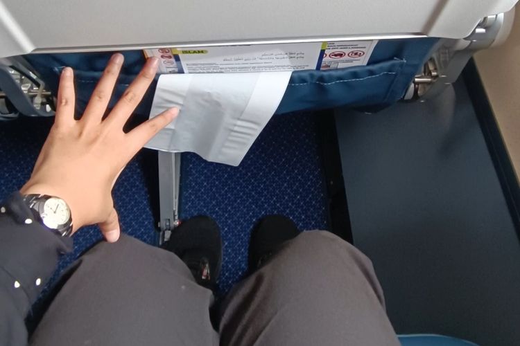 Ruang kaki atau leg room di ARJ21-700 yang dioperasikan TransNusa sejak Selasa (18/4/2023).