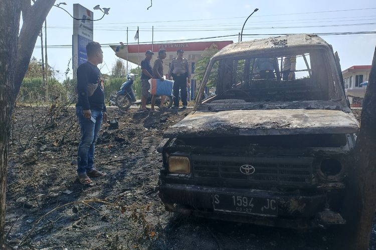Mobil Toyota Kijang milik dengan nomor polisi S 1594 JC yang terbakar usai mengisi bbm di SPBU Desa Kalen, Kecamatan Kedungpring, Lamongan, Jawa Timur, Kamis (7/9/2023).