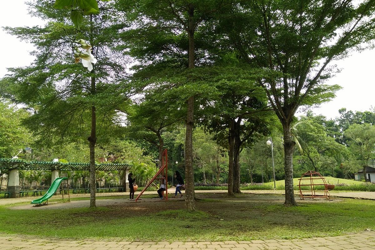 Tampak wisatawan yang berkunjung di Taman Tabebuya, Jakarta.