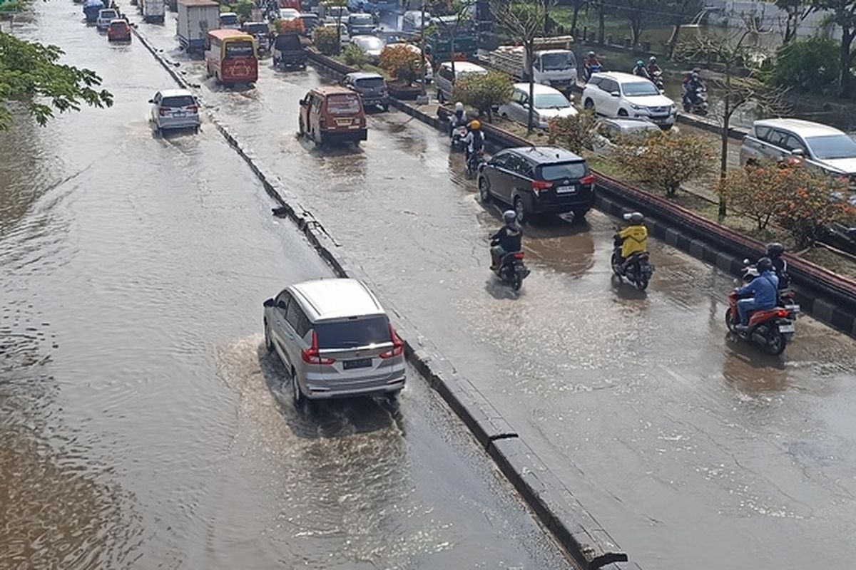 Jalan Raya Kaligawe-Demak, Jawa Tengah saat terendam banjir pada Rabu (15/11/2023).