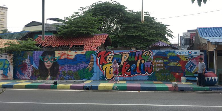 Kampung Bekelir, kampung kumuh yang kini telah bertransformasi menjadi kampung warna-warni yang instagramable, di Kelurahan Babakan, Kota Tangerang, Minggu (30/9/2018). 