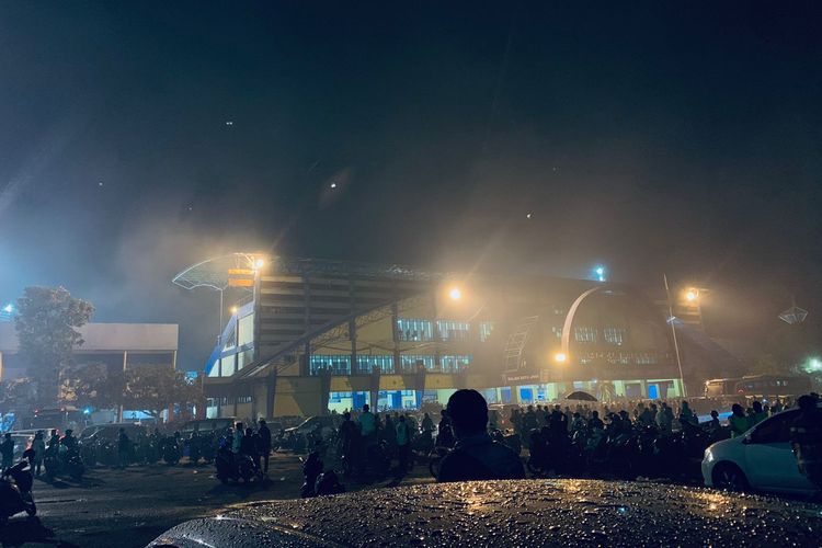 Suasana di area Stadion Kanjuruhan, Kepanjen, Malang, seusai kericuhan penonton yang terjadi seusai laga pekan ke-11 Liga 1 2022-2023 bertajuk derbi Jawa Timur, Arema FC vs Persebaya Surabaya.