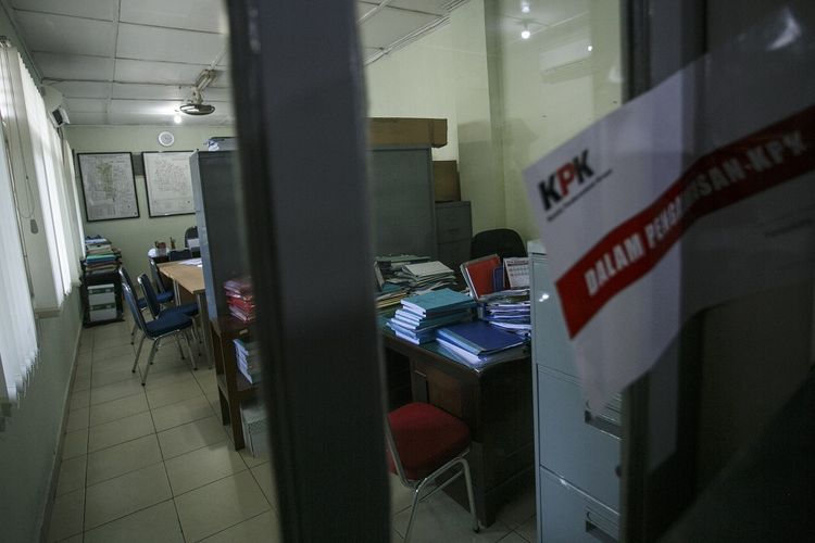 Suasana salah satu ruangan yang di segel KPK di kantor Dinas Pekerjaan Umum Kota Yogyakarta, DI Yogyakarta, Selasa (20/8/2019). KPK melakukan Operasi tangkap Tangan (OTT) dengan mengamankan empat orang yang terdiri dari unsur jaksa, rekanan atau swasta dan pegawai negeri sipil (PNS) serta uang Rp.100 juta. ANTARA FOTO/Hendra Nurdiyansyah/hp.