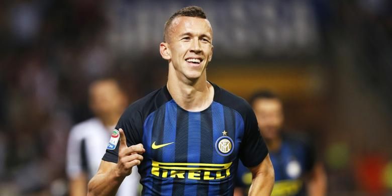 Ivan Perisic merayakan gol Inter Milan ke gawang Juventus pada partai Serie A di Stadion Giuseppe Meazza, Minggu (18/9/2016). 