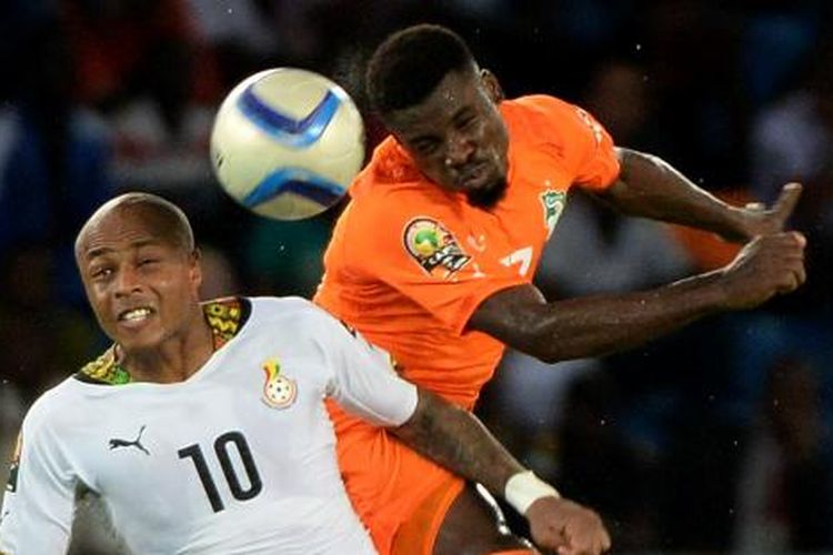 Bek Pantai Gading Serge Aurier (kanan) berebut bola dengan gelandang Ghana Andre Ayew, pada final Piala Afrika, di Bata, Senin (9/2/2015) dini hari WIB. Pantai Gading menjadi juara setelah memenangi babak adu penalti (9-8). Adu penalti dilakukan setelah skor 0-0 tak berubah hingga akhir babak tambahan. 