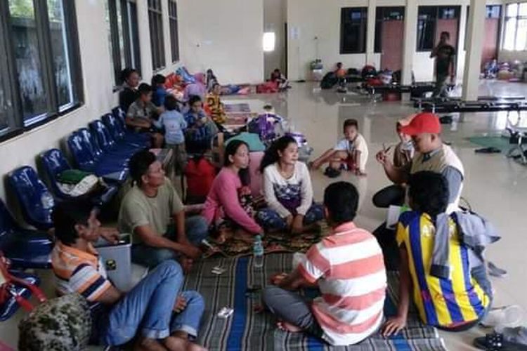 Penumpang di Pelabuhan Kalianget Sumenep, Senin (8/7/2024)