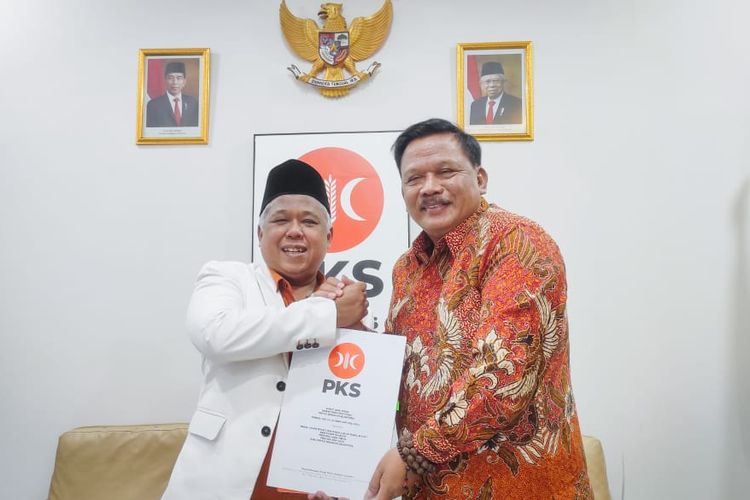 Marhaen Djumadi saat menerima surat keputusan rekomendasi dari DPP PKS di Kantor DPW PKS Jawa Timur pada 19 Juli 2024. 