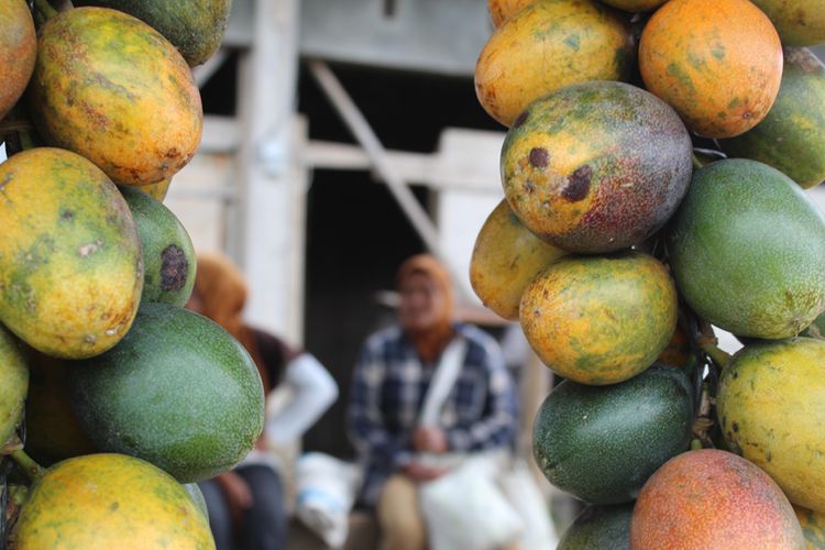 Wisatawan membeli aneka buah untuk oleh-oleh di Desa Buntul Kepies, Kecamatan Permata, Kabupaten Bener Meriah, Sabtu (31/10/2020)