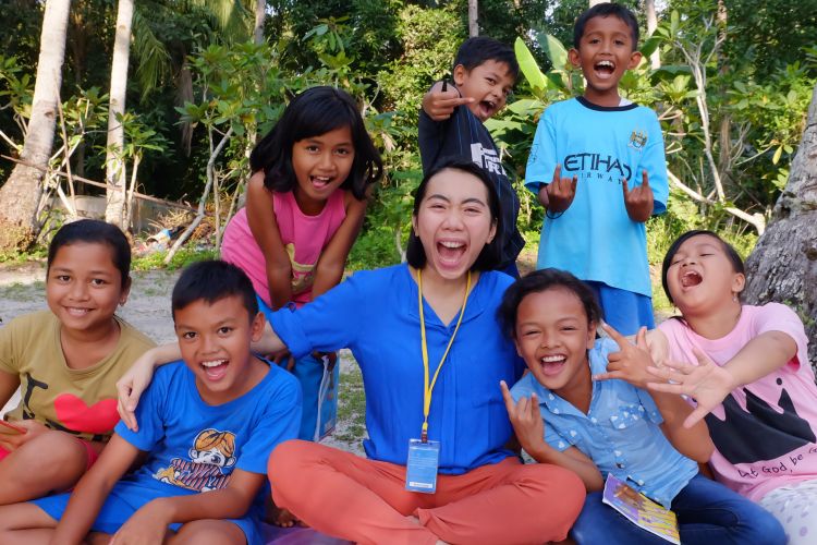 Kartika Wijaya, mahasiswa Politeknik Negeri Batam, senang mengajar bahasa Inggris kepada anak-anak Kampung Tua Bakau Serip Nongsa agar mereka bisa memperkenalkan daerahnya ke wisatawan asing dan juga lokal.