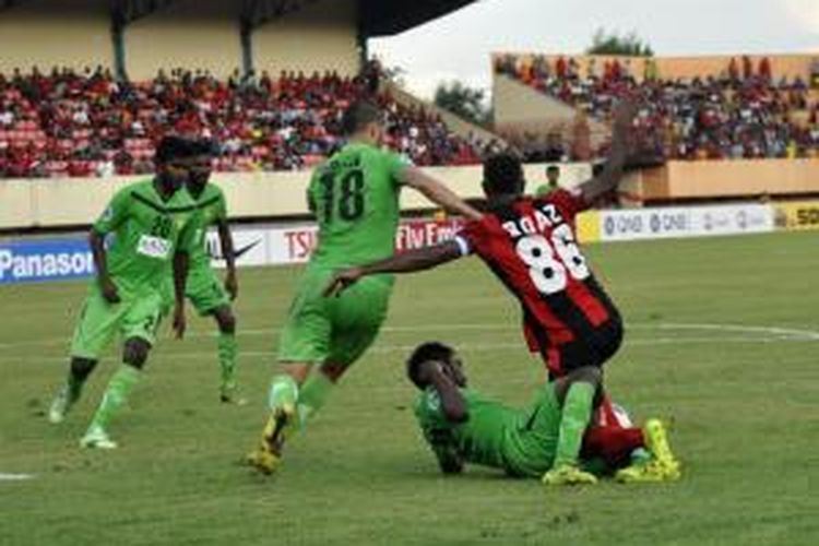 Kapten Persipura Jayapura, Boaz Salossa berusaha melewati empat pemain bertahan Maziya S&R yang tampil disiplin menjaga pertahanan Maziya. Pada laga tersebut, tuan rumah Persipura Jayapura bermain imbang tanpa gol dengan tim tamu asal Maladewa, Maziya S&R. 