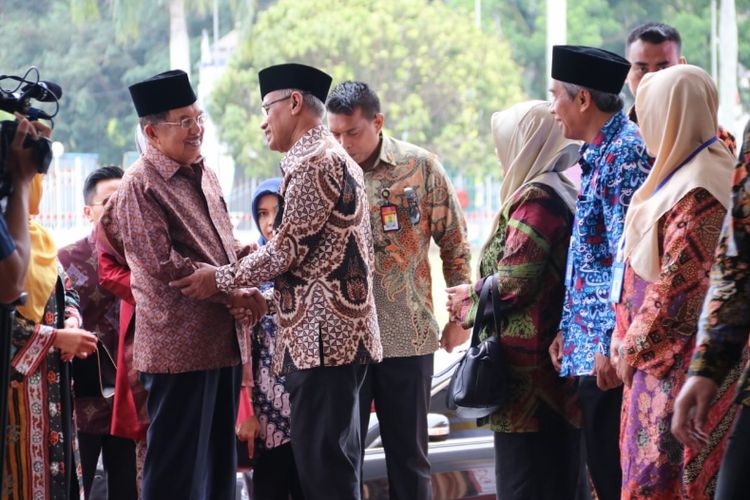 Wapres Jusuf Kalla disambut Ketum PP Muhammadiyah, Haedar Nashir. Jusuf Kalla hadir di Bengkulu menutup Tanwir Muhammadiyah, Minggu (17/2/2019).