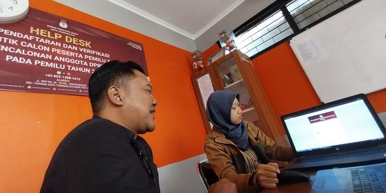 Faizal Amirudin, wartawan Detik.com memimpin langsung pelaporan para jurnalis yang dicatut namanya menjadi salahsatu anggota parpol dalam Sipol di KPU Kota Tasikmalaya, Jawa Barat, Jumat (2/9/2022).