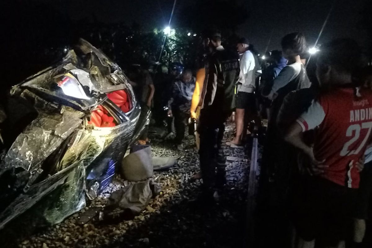 Mobil sedan yang dikemudikan Suhadi Ersad ringsek, usai tertabrak kereta api di JPL 261, Senin (28/2/2022) malam WIB.