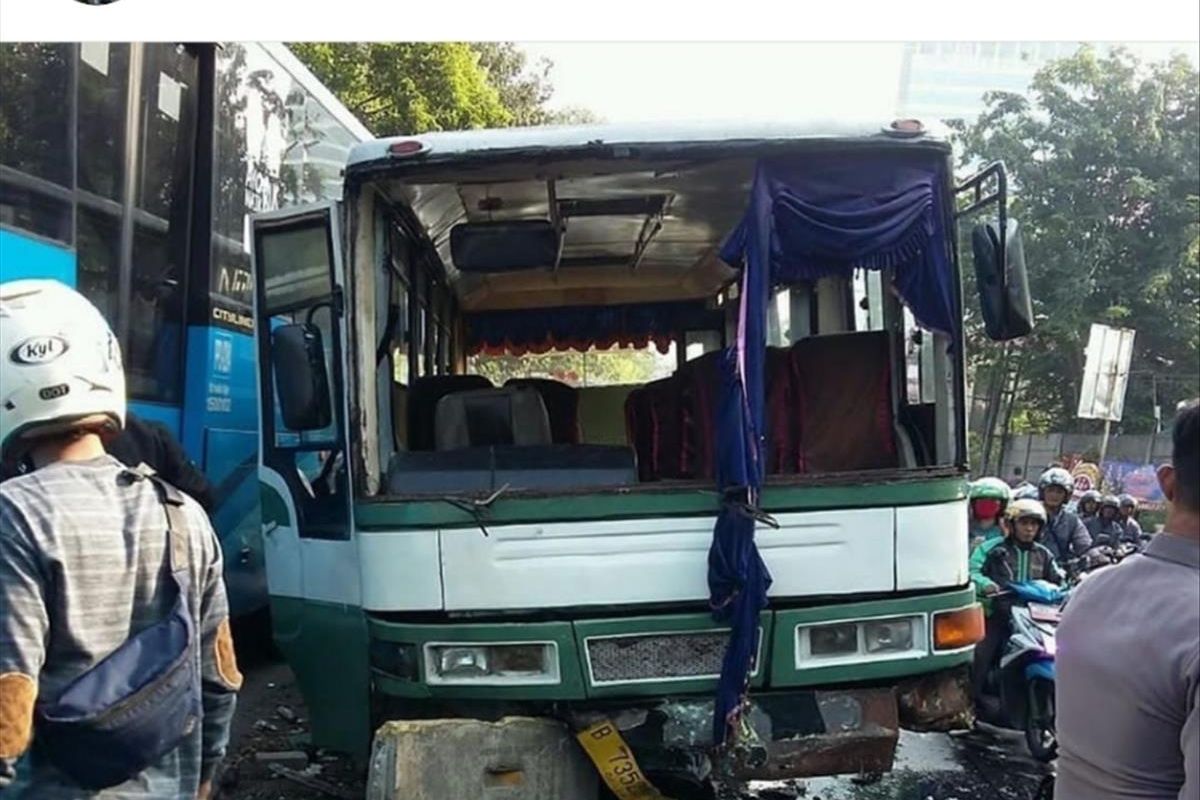 Bus Kopaja tabrak separator busway di Jalan S. Parman, Slipi, Kecamatan Palmerah, Jakarta Barat, Minggu (7/7/2019).