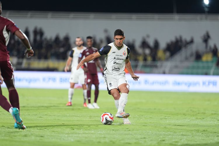 Aksi para pemain dalam duel PSM Makassar vs Persija Jakarta pada pekan keenam Super League 2025-2026, Minggu (21/9/2025).
