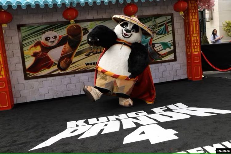 Seseorang mengenakan kostum Po saat menghadiri pemutaran perdana film Kung Fu Panda 4 di Los Angeles, California, AS, 3 Maret 2024.