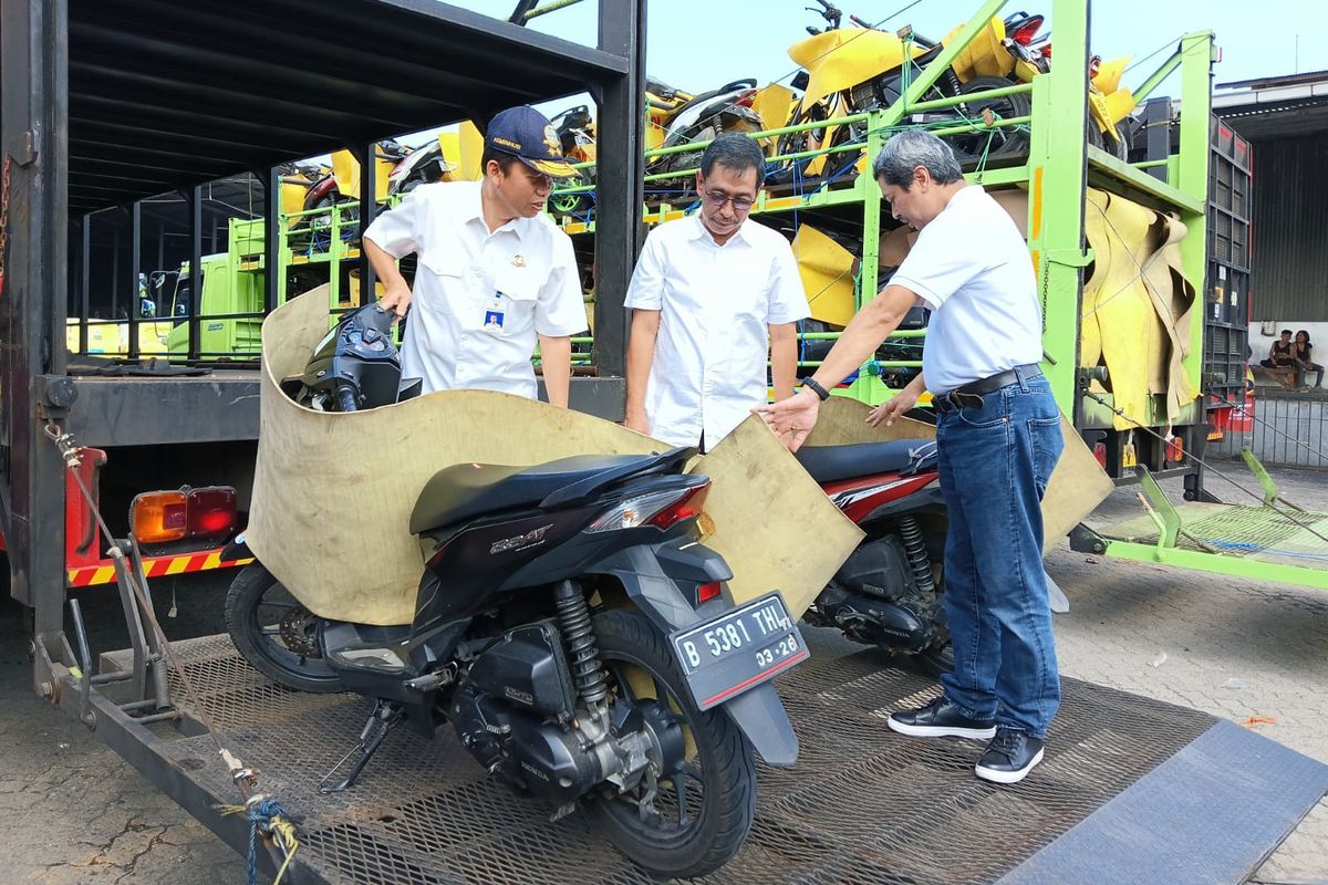 General Manager Honda Customer Care Center (HC3) AHM Antok Yuniarso bersama Direktur Sarana Transportasi Jalan Kemenhub Danto Restyawan dan Direktur Jenderal Angkutan Jalan Kemenhub Suharto saat melakukan inspeksi terhadap motor peserta mudik program MBBH 2023.