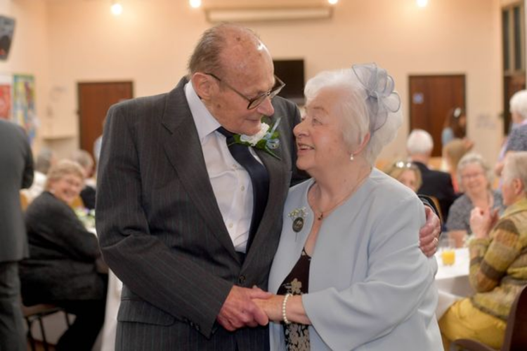 Julian Moyle, kakek berusia 96 tahun asal Inggris menikah untuk pertama kalinya