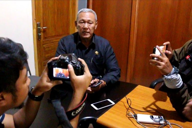 Acep Purnama, Bupati Kuningan, Jawa Barat menyampaikan akan merelokasi rumah Jodi sekeluarga yang semula berada di dataran tinggi ke dataran rendah di tengah pemukiman warga, Rabu (31/7/2019).