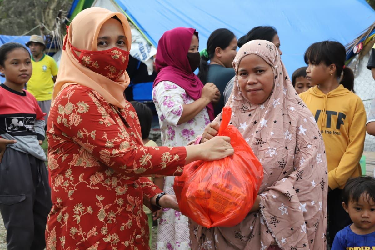 Ketua Dharma Wanita Persatuan (DWP) Kementerian Ketenagakerjaan (Kemnaker) Istiqomah Anwar Sanusi menyerahkan paket bantuan sembako kepada korban gempa bumi di Mamuju, Sulawesi Barat (Sulbar), Kamis (18/3/2021).