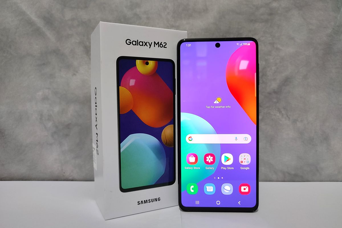 Samsung kembali memboyong ponsel dari keluarga Galaxy M dengan ciri khas baterai jumbo, yaitu Galaxy M62 ke pasar Indonesia. Ponsel ini mengisi segmen kelas menengah dengan banderol Rp 6 juta.