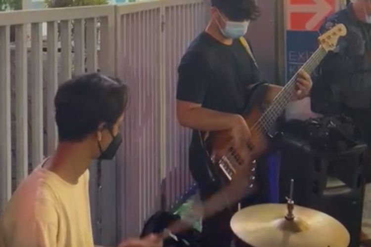 Beberapa musisi di Kayutangan Heritage, Kota Malang sedang melakukan pertunjukkan musik beberapa waktu lalu. 