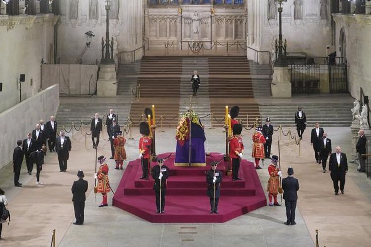Presiden AS Joe Biden dan ibu negara Jill Biden tiba di Westminster Abbey pada hari pemakaman Ratu Elizabeth II, di London, Senin, 19 September 2022. 