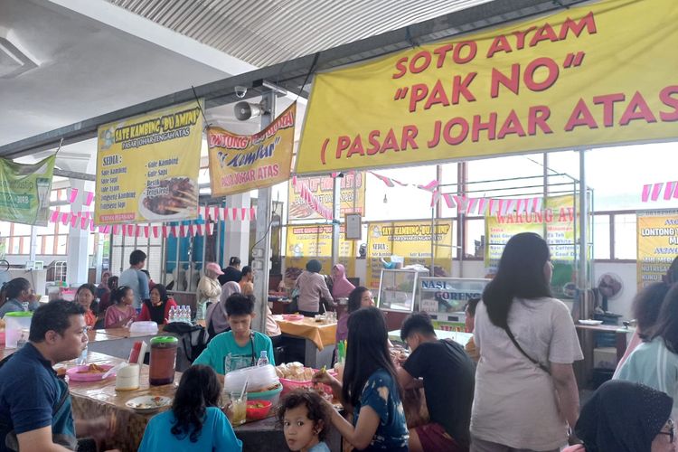 Soto Ayam Pak No yang terletak di Pasar Johar Semarang ramai dikunjungi masyarakat, Rabu (4/10/2023).