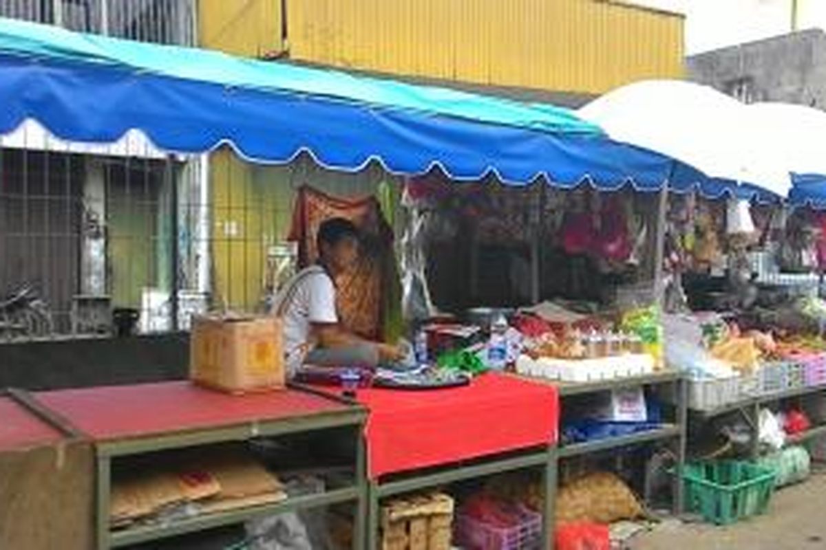 Meja besi dan tenda besi bagi PKL di luar Pasar Enjo, Pisangan Timur, Pulogadung, Jakarta Timur. PKL merasa dipaksa untuk pengadaan meja dan tenda dengan nilai jutaan rupiah itu. Jumat (13/3/2015).