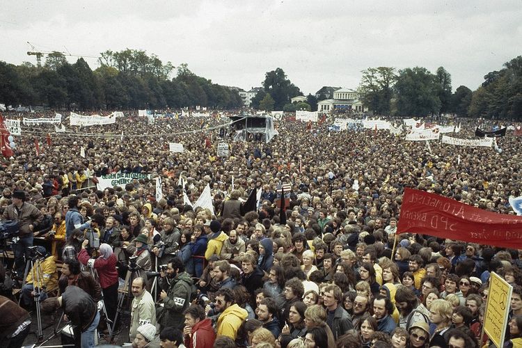 Protes di Bonn, Jerman Barat, menentang perlombaan senjata nuklir antara AS dan Uni Soviet semasa Perang Dingin.