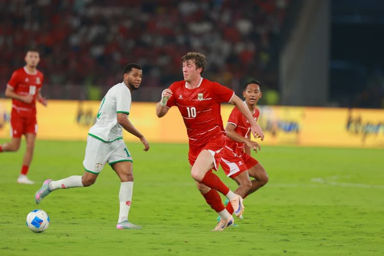 Aksi Ole Romeny dalam laga Timnas Indonesia vs Oman di Stadion Utama Gelora Bung Karno, Jakarta, Jumat (5/6/2026).