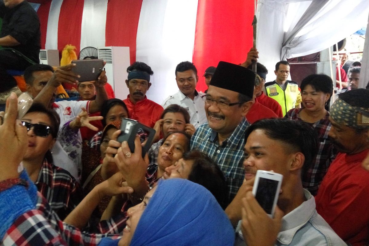 Calon wakil gubernur DKI Jakarta, Djarot Saiful Hidayat saat menghadiri deklarasi dukungan dari paguyuban warga Subang, di Jalan Proklamasi, Jakarta Pusat, Sabtu (8/4/2017).