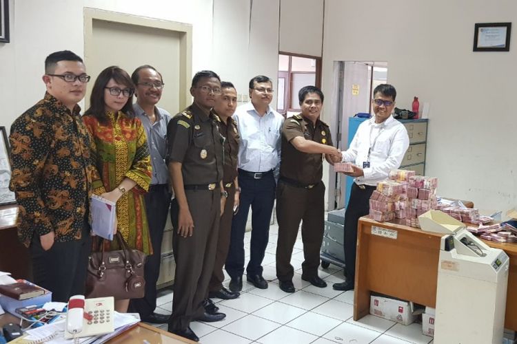 Perwakilan PT Indobarat Purwakarta menyerahkan uang denda Rp 2 miliat ke Kejari Purwakarta. 