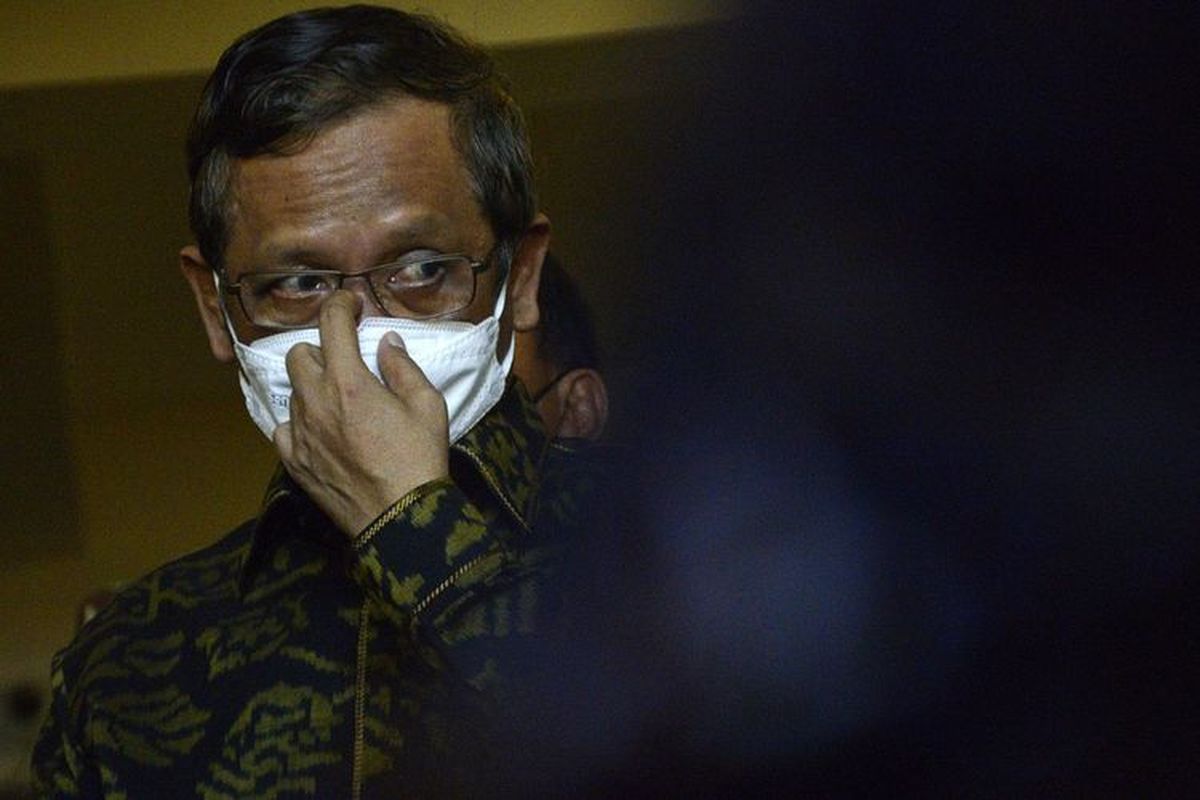 Menko Polhukam Mahfud MD memberikan keterangan pers usai berkunjung di Gereja Katedral, Makassar, Sulawesi Selatan, Jumat (23/4/2021). Dalam kunjungan tersebut, Menkopolhukam Mahfud MD melakukan pertemuan dengan Uskup dan Pastor Gereja Katedral serta korban ledakan bom Katedral Makassar.