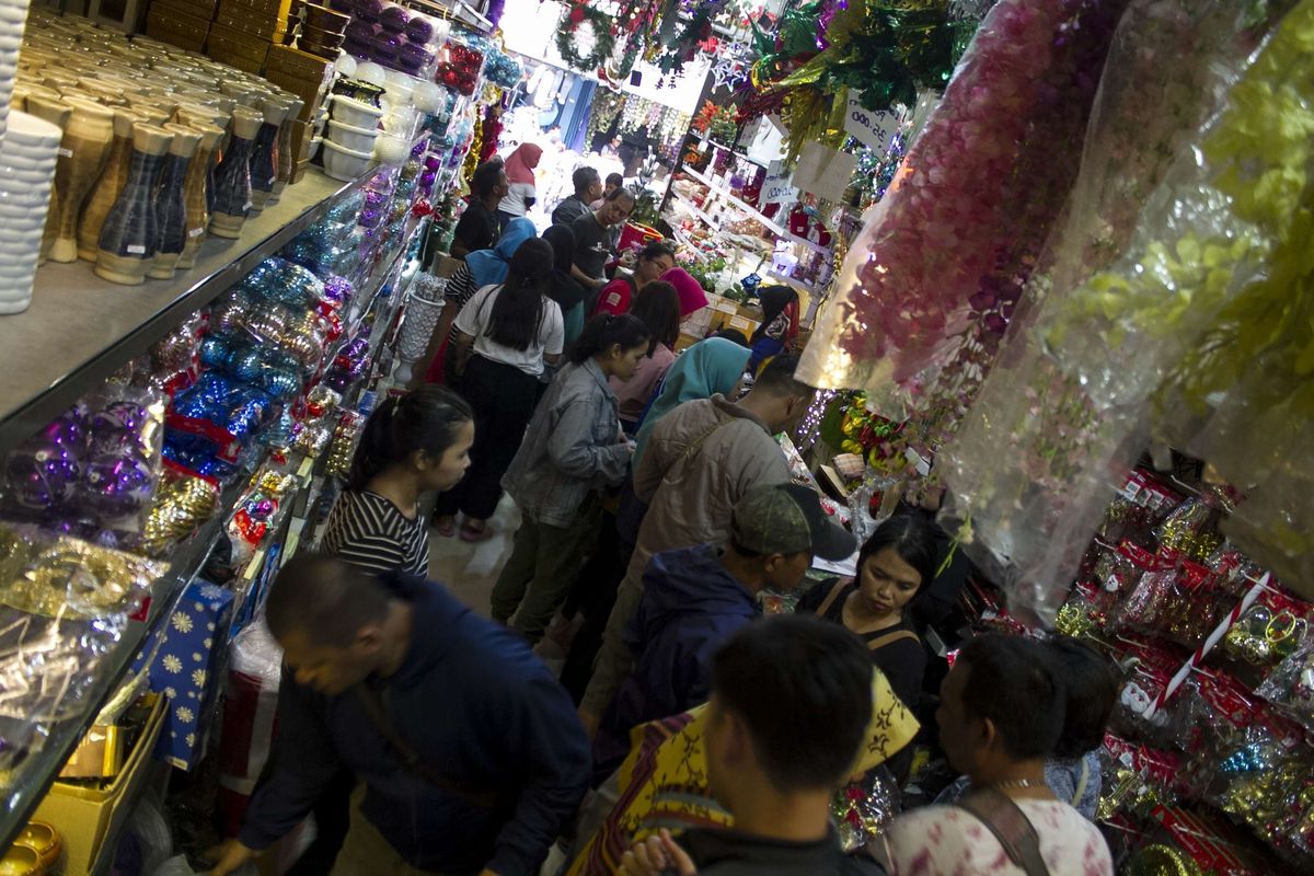 Suasana kios di Pasar Pagi Asemka ramai pengunjung menjelang hari Natal, Tambora, Jakarta Barat, Kamis (12/12/2019).Banyaknya minat pembeli, membuat para pedagan beralih menjual pernak-pernik.