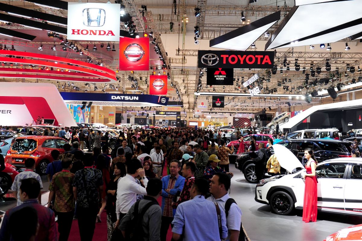 Pengunjung memadati arena pameran Gaikindo Indonesia Internasional Auto Show (GIIAS) 2017 di Indonesia Convention Exhibition (ICE) BSD, Serpong, Tangerang, Banten, Kamis (10/8) Pameran yang berlangsung 10 - 20 Agustus 2017 akan diikuti 32 ATPM anggota GAIKINDO serta 40 produk mobil baru dan konsep serta sepeda motor. ANTARA FOTO/Zarqoni Maksum/ama/17