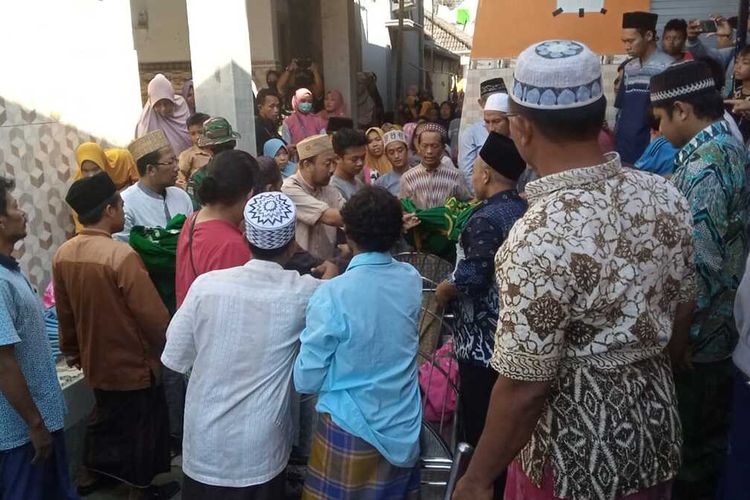 Proses pemakaman Jenazah putra kedua Buya Arrazy Hasyim yang tertembak senjata api milik anggota polri yang menjadi pengawalnya di makam islam Wareng, Desa Palang, Kecamatan Palang, Kabupaten Tuban, Jawa Timur. Rabu (22/6/2022).