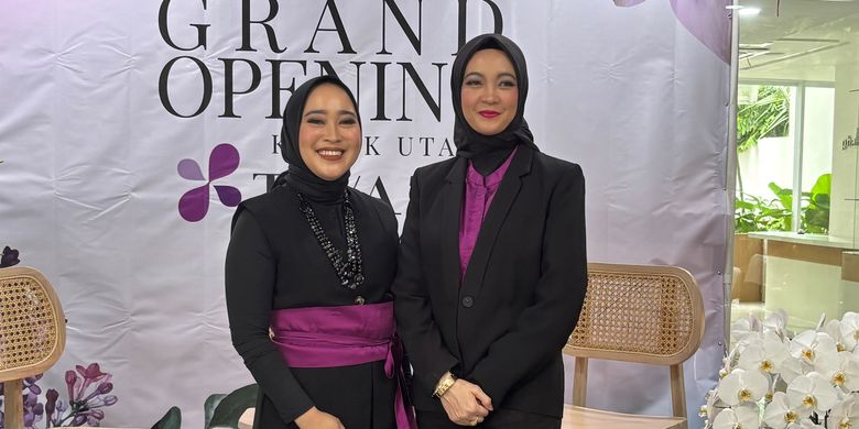 Dr.Tiara R Rianto Sp.DVE (kiri) dan Dr.dr.Rieva Farah Sp.DVE (kanan) dari klinik Tivaza Jakarta.