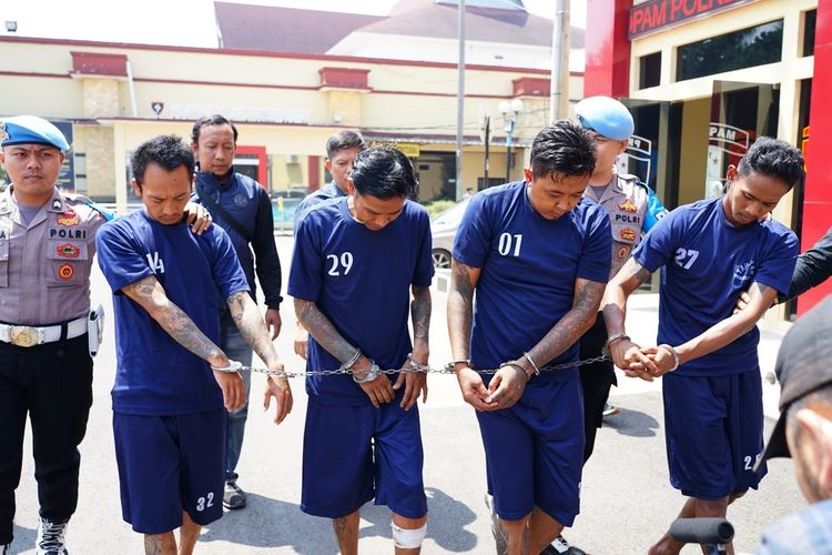 Empat orang begal yang mengaku sebagai anggota polisi saat digiring oleh jajaran Satreskrim Polresta Bandung pada Selasa (22/8/2023)