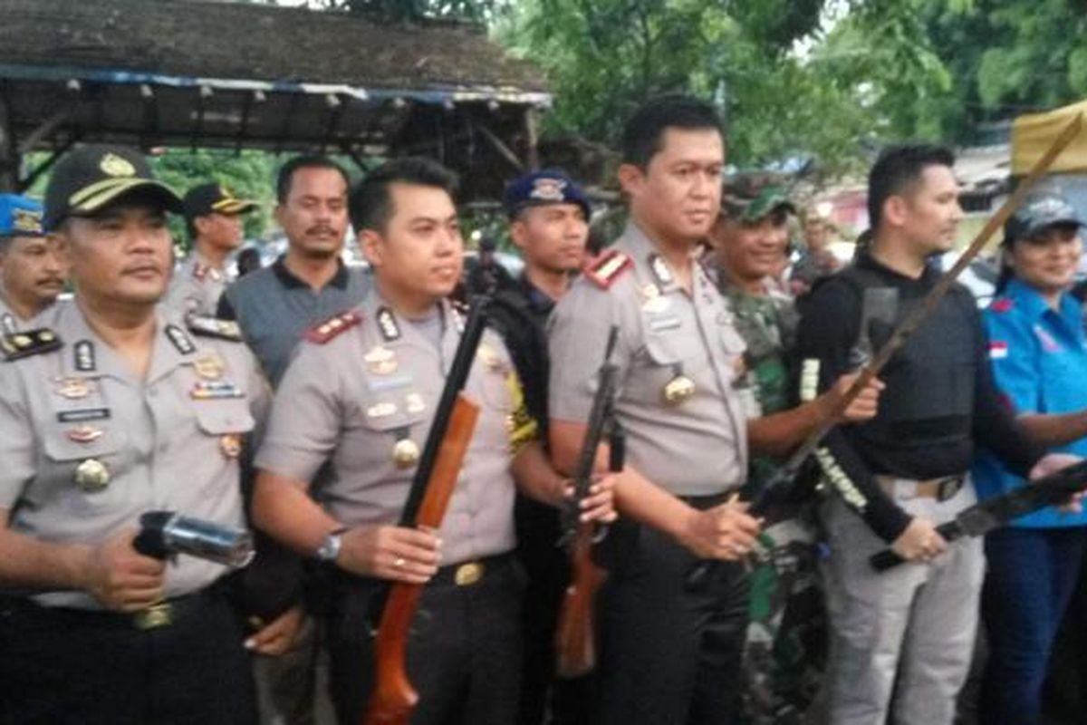 Aparat kepolisian menunjukan hasil sweeping di Manggarai, Jakarta Selatan, Jumat (10/3/2017).