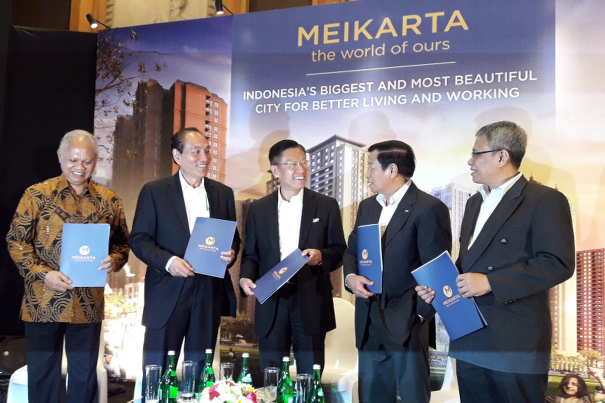 CEO Lippo Group James Riady diapit Presiden Kelompok Lippo Theo L Sambuaga, Komisaris Lippo Group Agum Gumelar, CEO Meikarta Ketut Budi Wijaya, dan pengamat ekonomi Didik J Rachbini usai memperkenalkan Meikarta, megaproyek seluas 500 hektar di Jakarta, Kamis (4/5/2017).