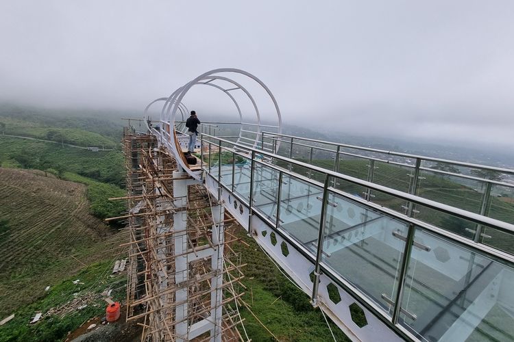 Jembatan Kaca di Kemuning Sky Hills, Karanganyar, Jawa Tengah, Rabu (16/1/2023).