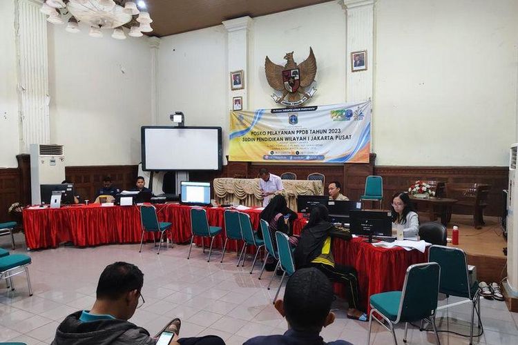 Posko pelayanan PPDB di SMKN 1 Jakarta, Selasa (13/6/2023).