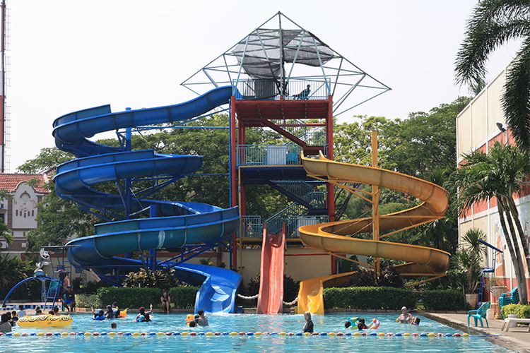 Puri Beta Waterpark, salah satu kolam renang terdekat dari Halte Transjakarta Puri Beta.