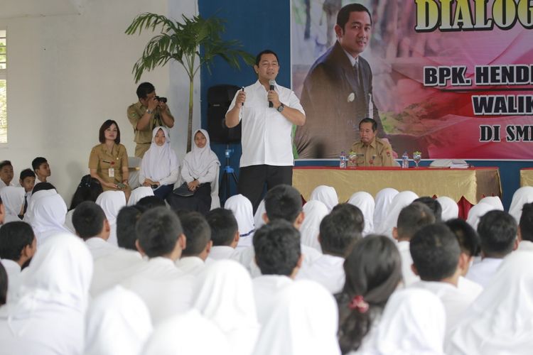 Wali Kota Semarang Hendrar Prihadi berdialog dengan pelajar SMP Negeri 18 Semarang, Senin (15/1/2018)