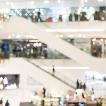 Fenomena rojali alias rombongan jarang beli ramai di mal. Meski pengunjung membludak, daya beli masih lesu. Apa kata pakar soal fenomena ini?
