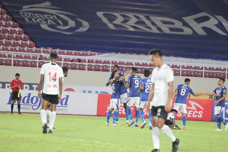 Para pemain Persib merayakan gol ke gawang Persipura pada laga lanjutan Liga 1 di Stadion Manahan, Solo, Sabtu (30/10/2021) malam WIB.