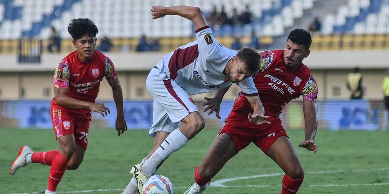 Mantan penyerang PSM Makassar, Nermin Haljeta, beraksi di dalam kotak penalti dibayangi pemain Persis Solo Zanadin Fariz dalam pertandingan kedua Piala Presiden 2024, Senin (22/7/2024).